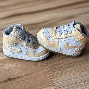 Nike Infant/Toddler Sneakers - White and Gold with Silver Sparkle Laces. Size 4C